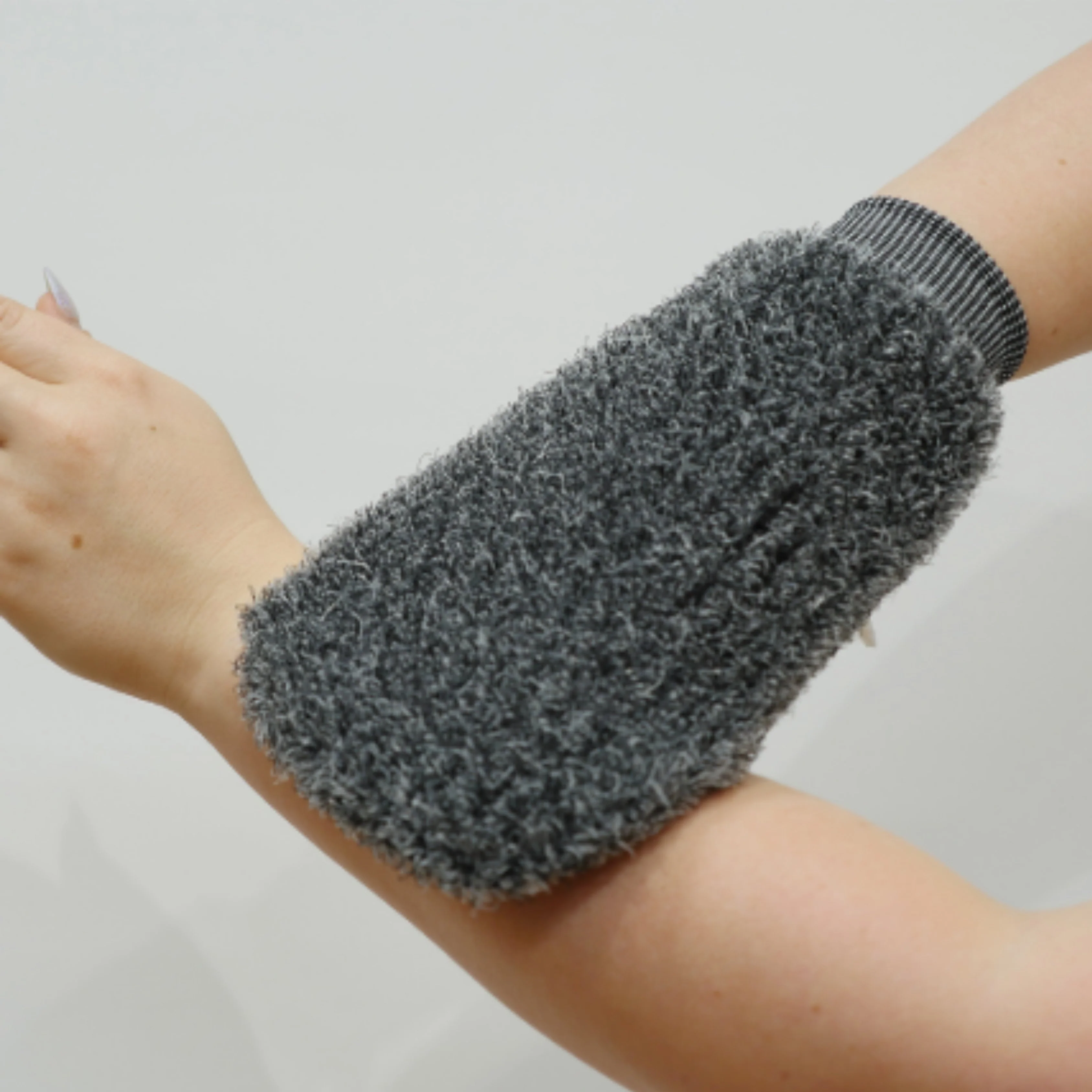Bump Eraiser Exfoliating Mitt - Image 2